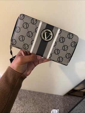 Vera Neumann Signature Black Zip Around Wallet